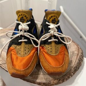 Nike Air Huarache Goldtone Campfire! Size 7.5